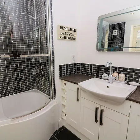 2 Lighthouse Cottage, Barrow-in-furness Holiday home *